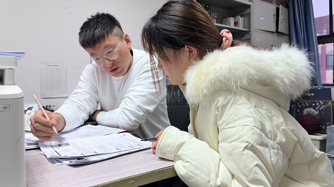 穿白色衣服的人低可信度描述已自动生成