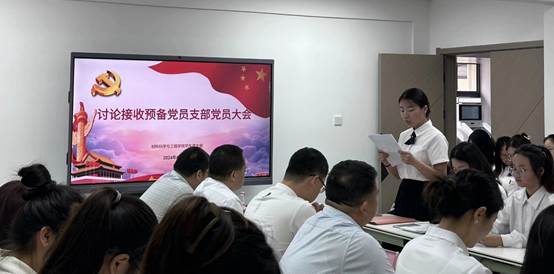 一群人站在台上演讲描述已自动生成